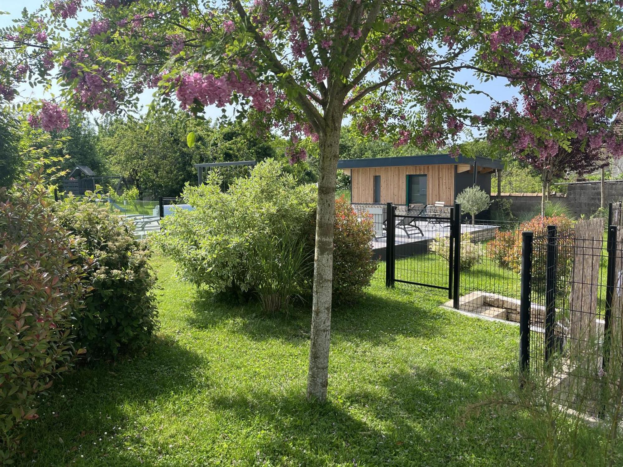 Appart-Hotel N 4 Calme Avec Terrasse, Wi-Fi Haut Debit, Petit-Dejeuner, Room-Service Et Parking Prive Chouzelot Exteriör bild